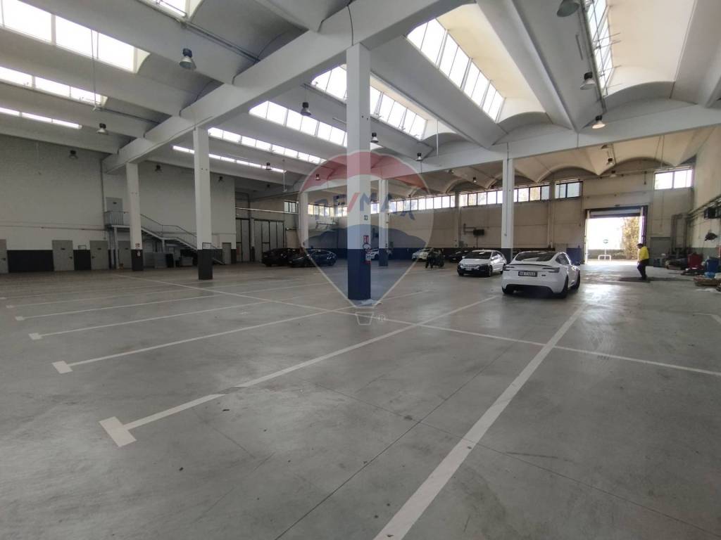 locale commerciale in affitto a Peschiera Borromeo in zona Linate