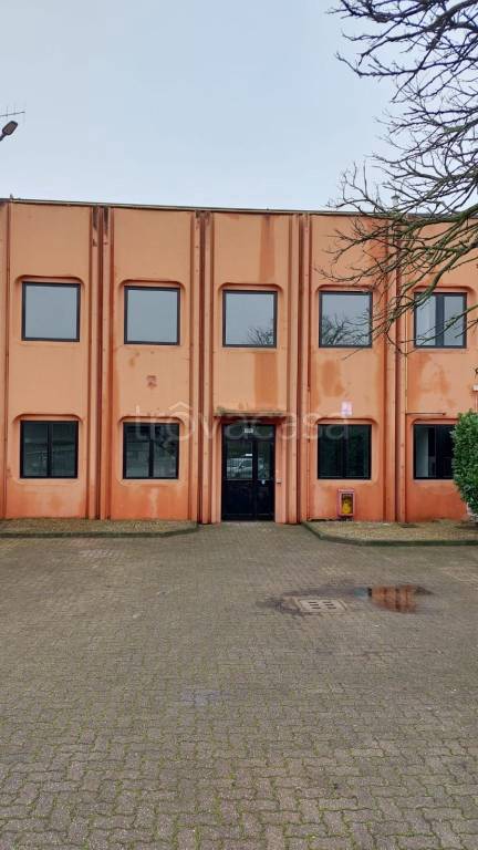 locale commerciale in affitto a Peschiera Borromeo in zona Linate