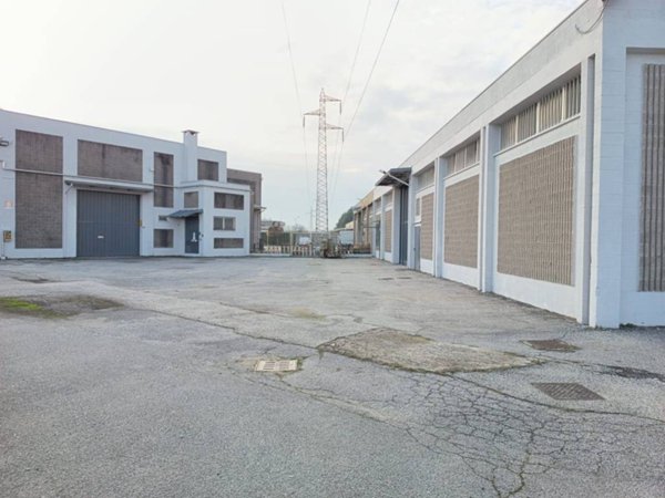 locale commerciale in affitto a Peschiera Borromeo in zona Bettola