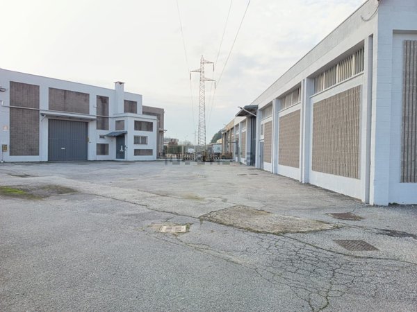 capannone in affitto a Peschiera Borromeo in zona Linate