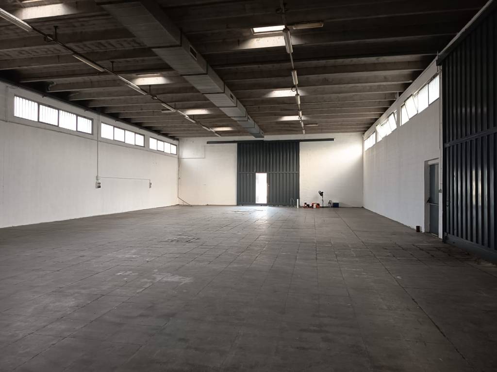 locale commerciale in affitto a Peschiera Borromeo in zona Bettola