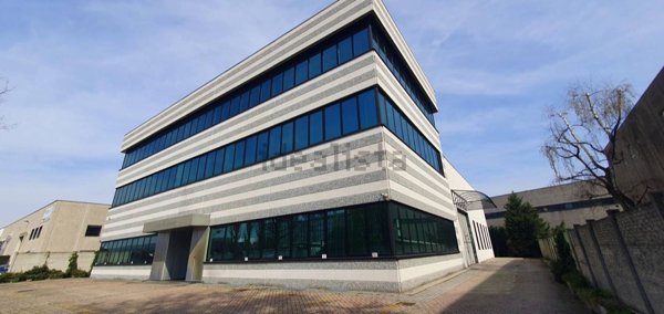 capannone in affitto a Peschiera Borromeo