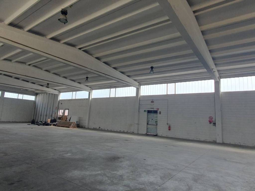 locale commerciale in affitto a Peschiera Borromeo in zona Bettola