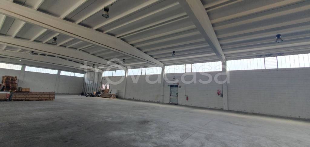 locale commerciale in affitto a Peschiera Borromeo in zona Linate