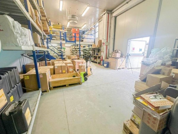 locale commerciale in affitto a Peschiera Borromeo in zona Bettola