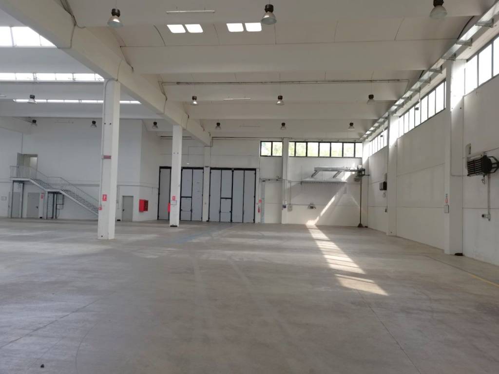 locale commerciale in affitto a Peschiera Borromeo in zona Bettola