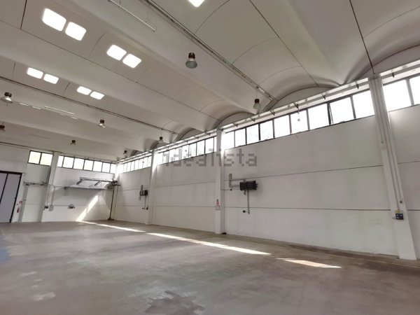 capannone in affitto a Peschiera Borromeo