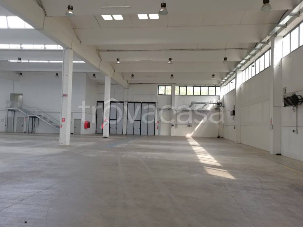 locale commerciale in affitto a Peschiera Borromeo in zona Linate