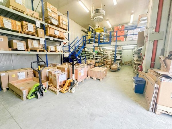 capannone in affitto a Peschiera Borromeo