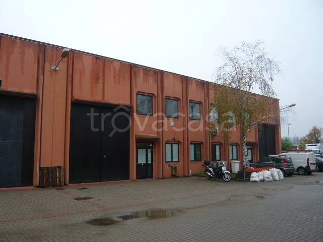 locale commerciale in affitto a Peschiera Borromeo in zona Linate
