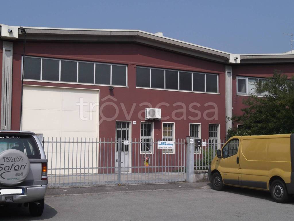 locale commerciale in affitto a Peschiera Borromeo in zona Linate