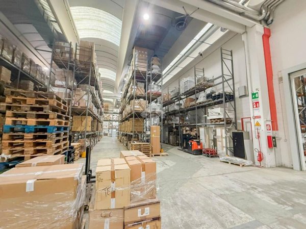 capannone in affitto a Peschiera Borromeo