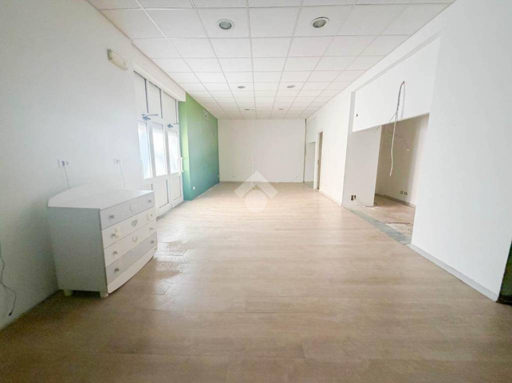 negozio in affitto a Peschiera Borromeo