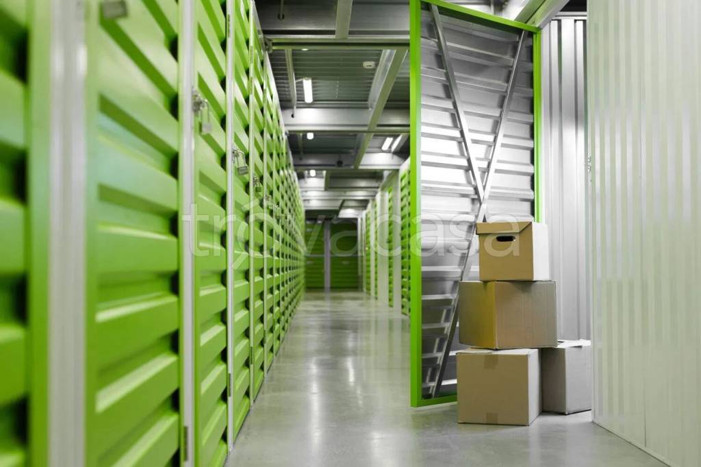 negozio in affitto a Peschiera Borromeo in zona Linate