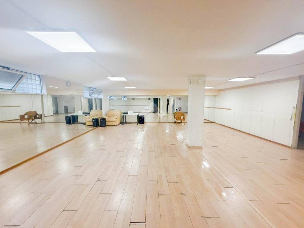 negozio in affitto a Peschiera Borromeo