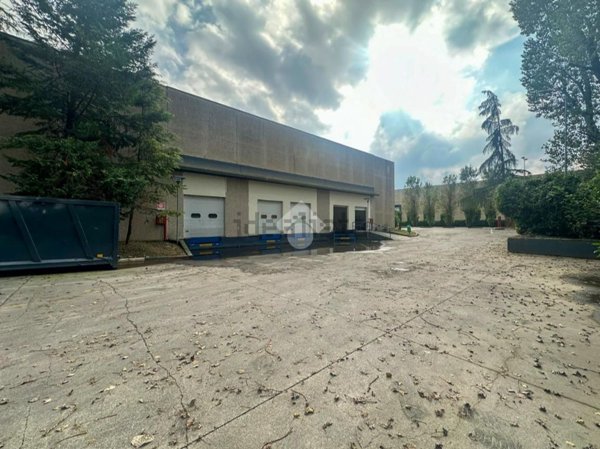 capannone in affitto a Peschiera Borromeo