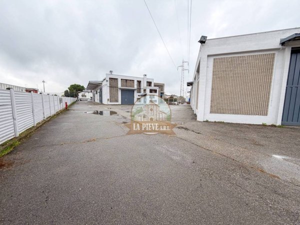 locale commerciale in affitto a Peschiera Borromeo in zona Linate