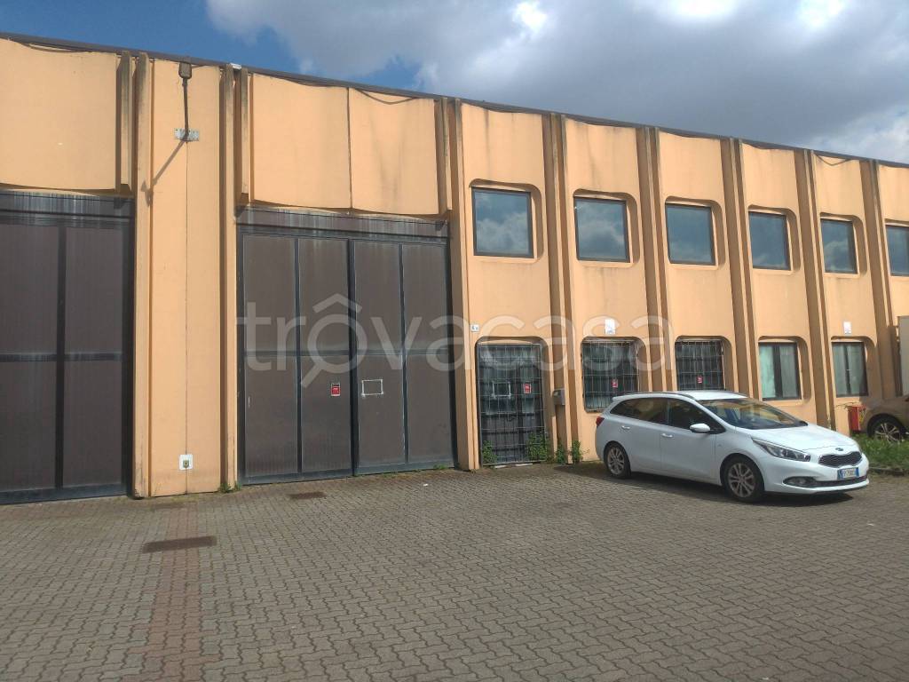 locale commerciale in affitto a Peschiera Borromeo in zona Linate