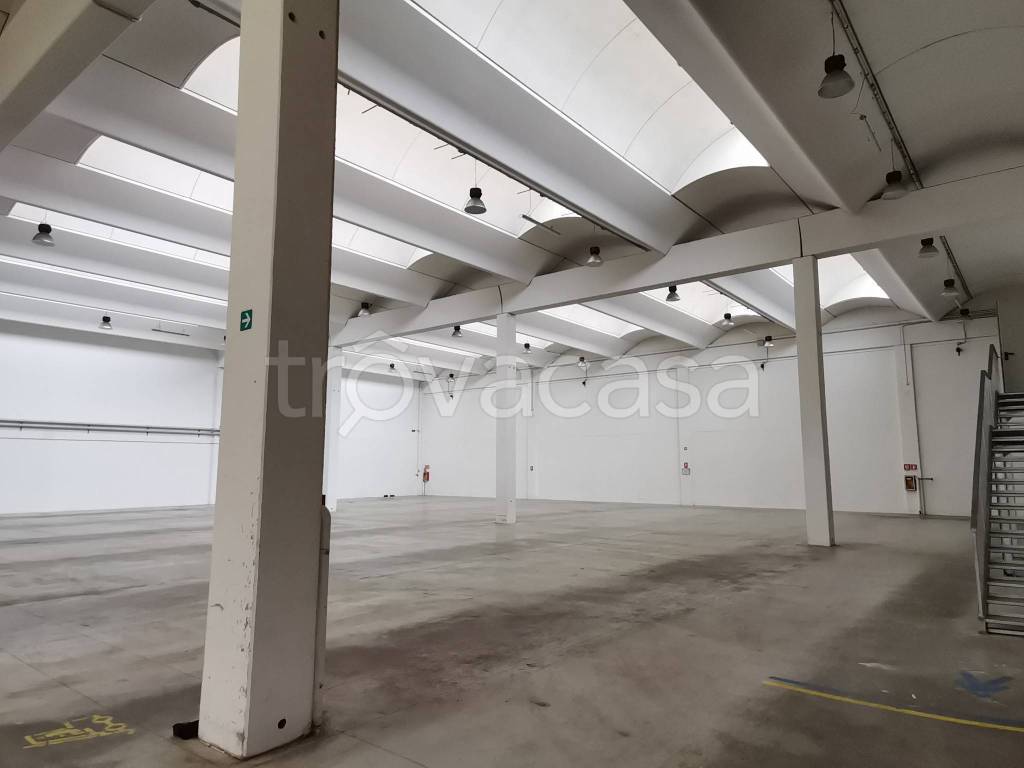 locale commerciale in affitto a Peschiera Borromeo in zona Linate
