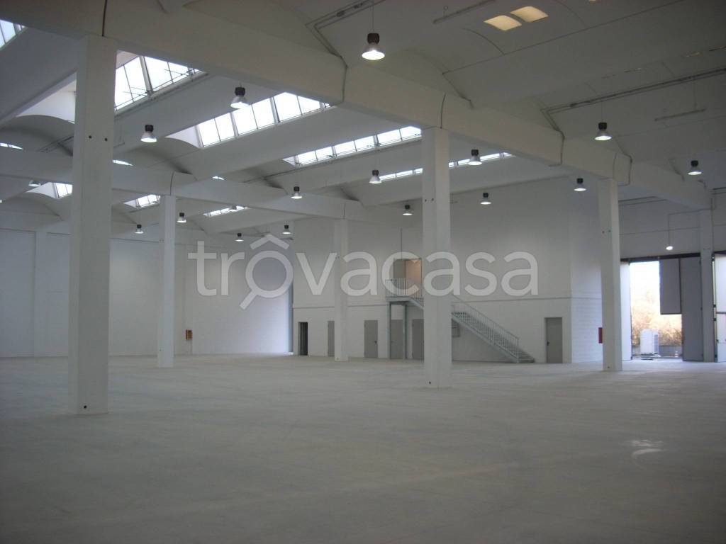 locale commerciale in affitto a Peschiera Borromeo in zona Linate