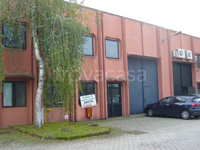 locale commerciale in affitto a Peschiera Borromeo in zona Linate