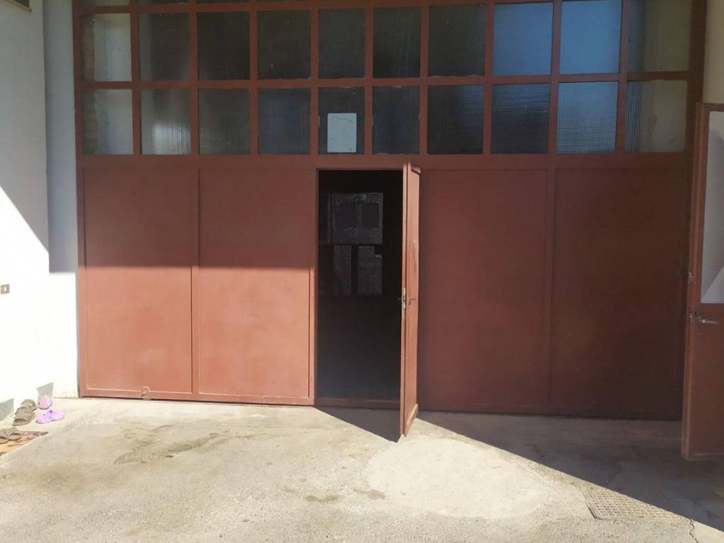 locale di sgombero in affitto a Peschiera Borromeo in zona Mezzate
