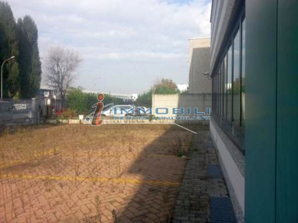 locale commerciale in affitto a Peschiera Borromeo