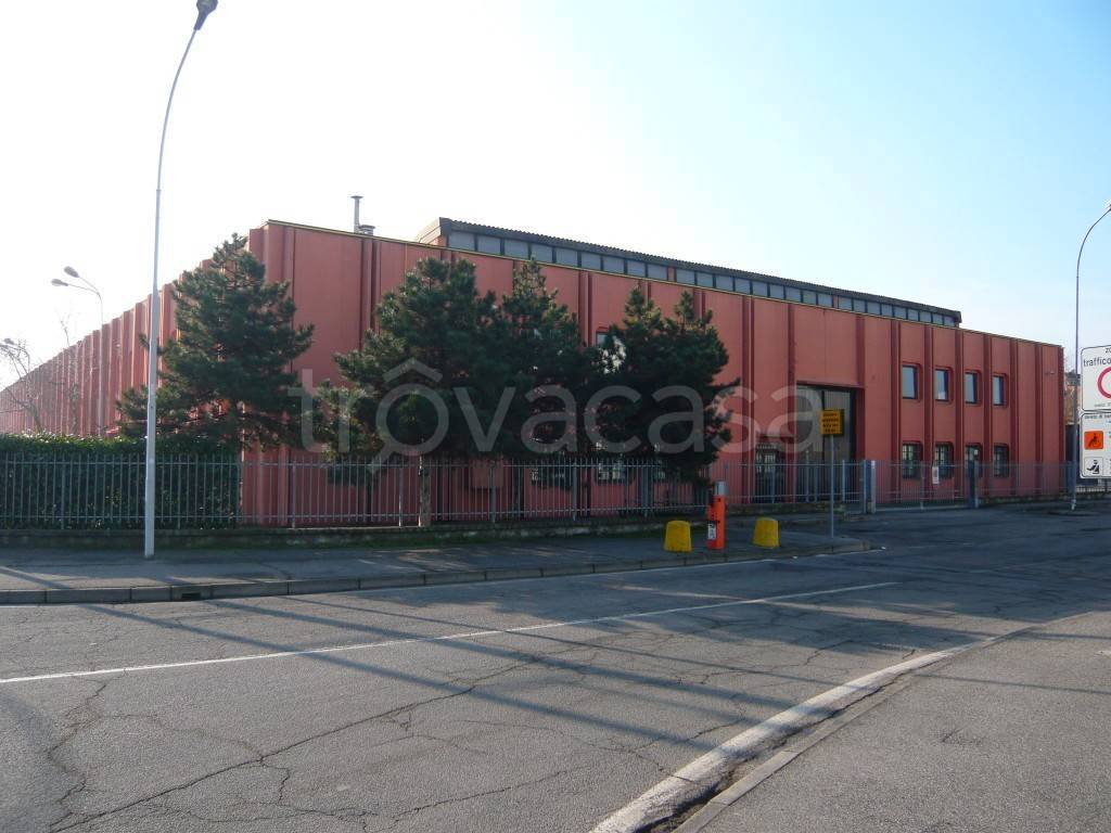 locale commerciale in affitto a Peschiera Borromeo in zona Linate