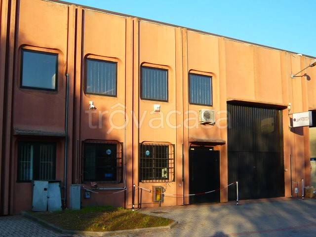 locale commerciale in affitto a Peschiera Borromeo in zona Linate