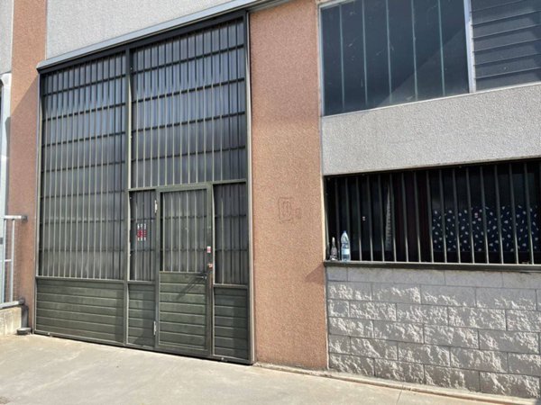 locale commerciale in vendita a Pieve Emanuele