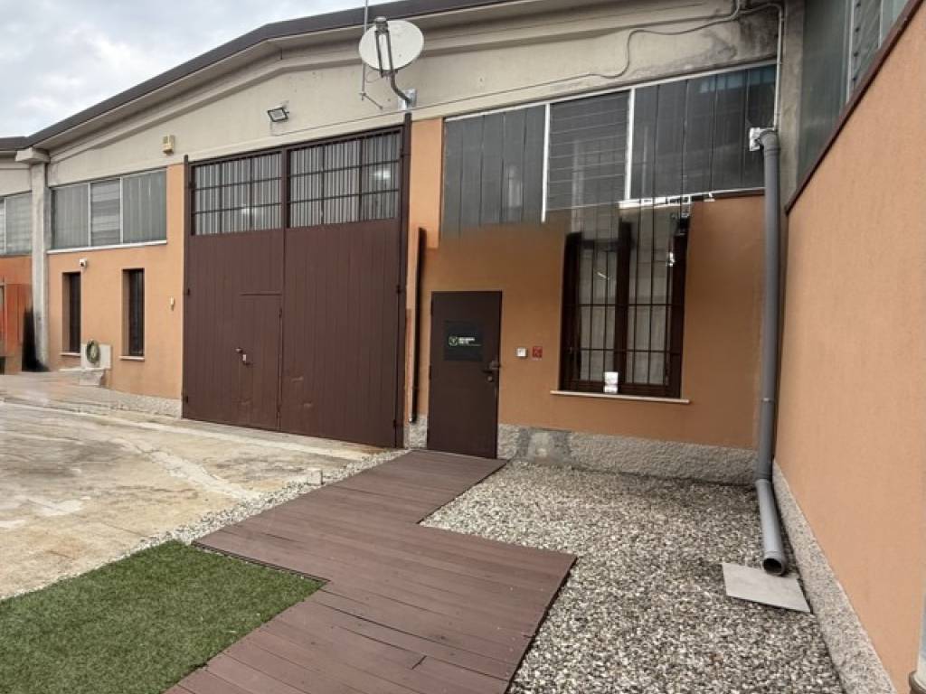 locale commerciale in affitto a Pieve Emanuele in zona Fizzonasco