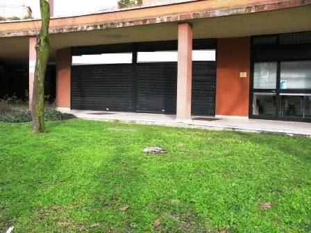 negozio in affitto a Pieve Emanuele in zona Fizzonasco