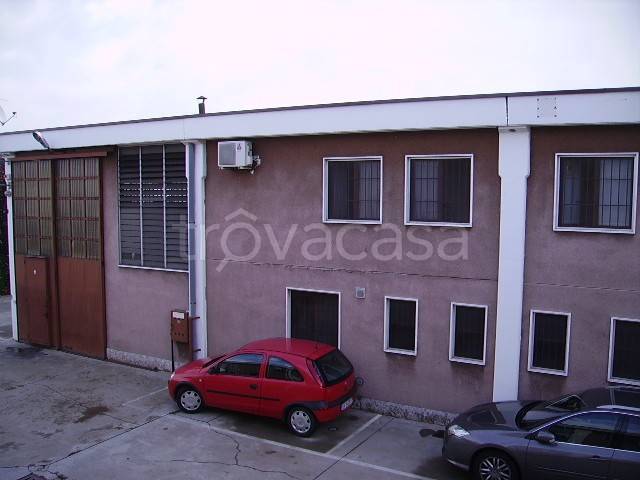 locale commerciale in affitto a Pieve Emanuele in zona Fizzonasco