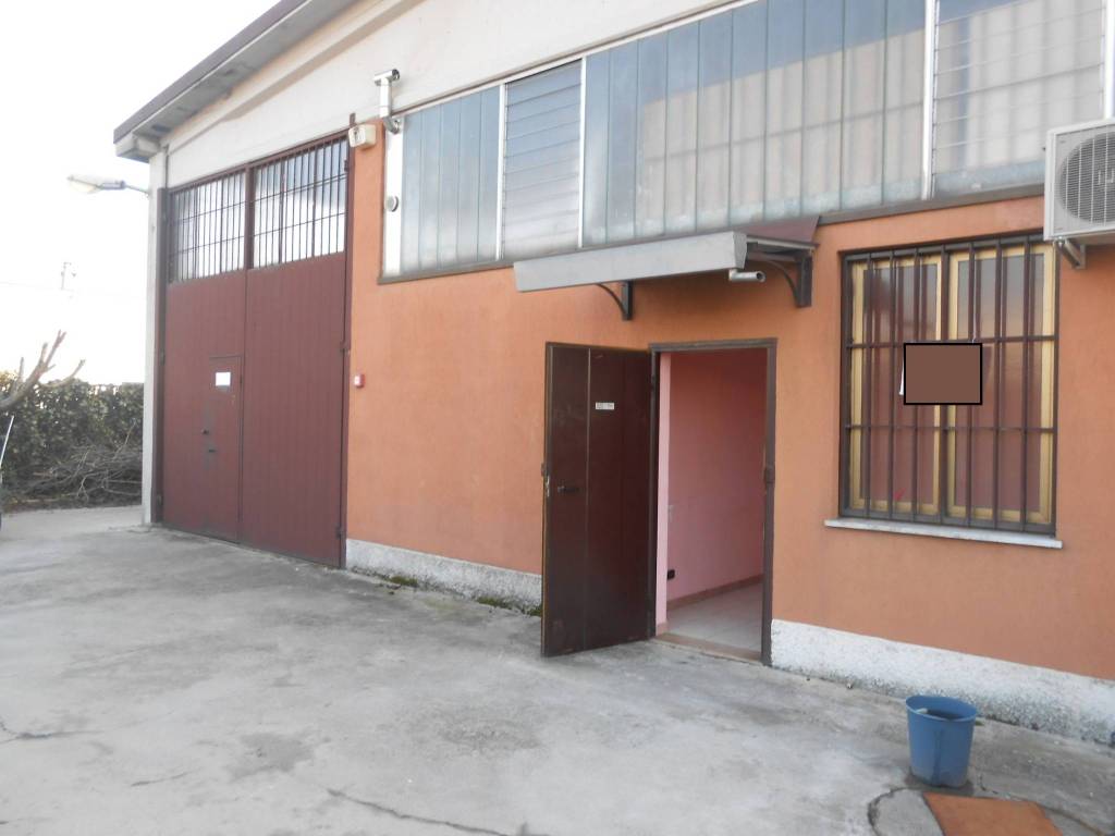 locale commerciale in affitto a Pieve Emanuele in zona Fizzonasco