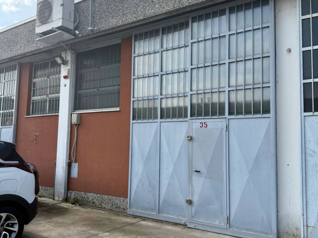 locale commerciale in affitto a Pieve Emanuele in zona Fizzonasco