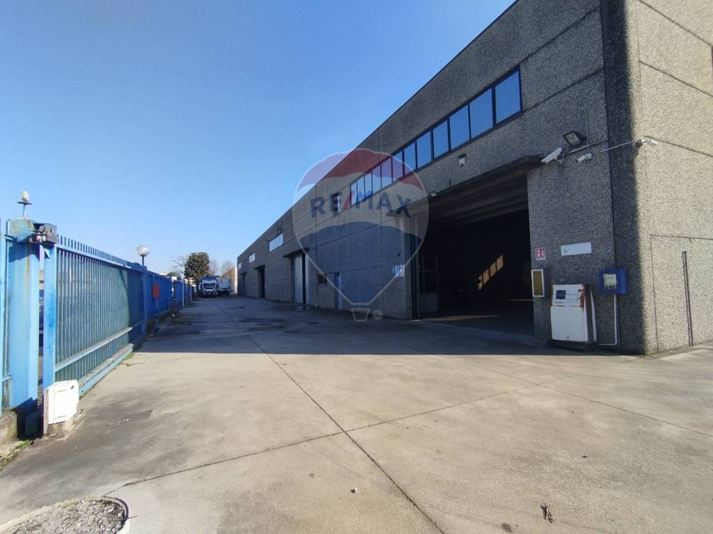 locale commerciale in affitto a Pioltello