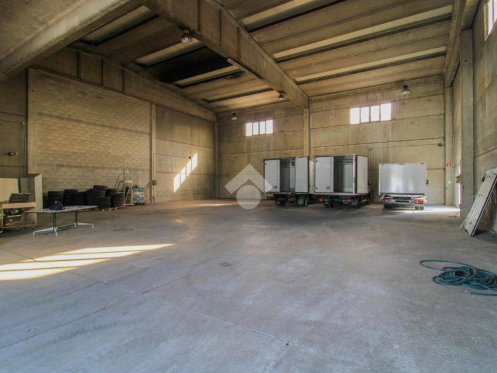 locale commerciale in affitto a Pioltello