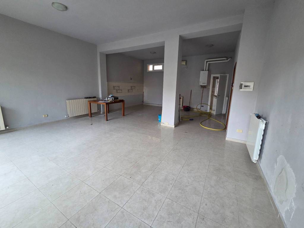 negozio in affitto a Pioltello in zona Limito