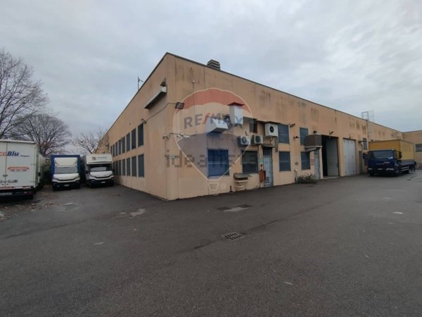 locale commerciale in affitto a Pioltello in zona Seggiano