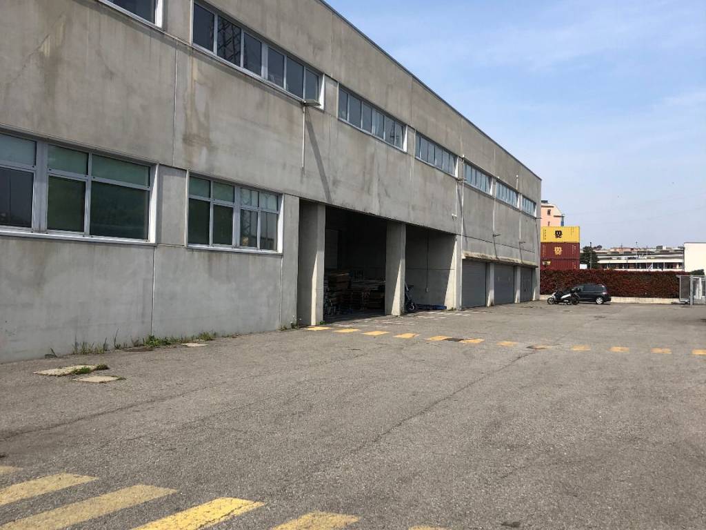 locale commerciale in affitto a Pioltello