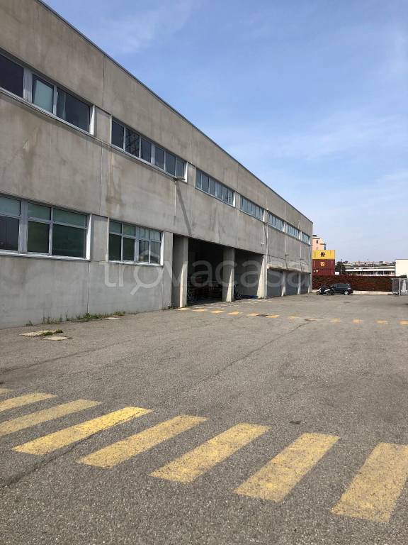 locale commerciale in affitto a Pioltello in zona Rugacesio