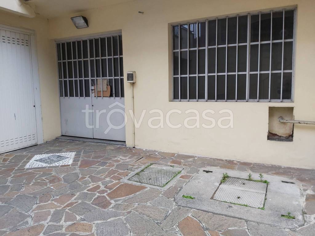 locale commerciale in affitto a Pioltello