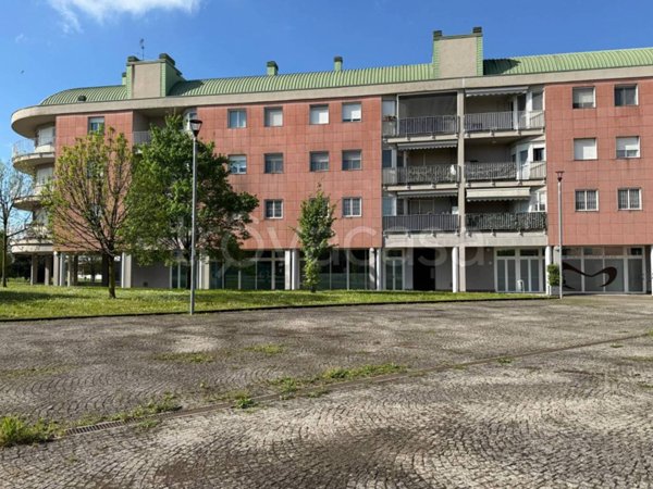 negozio in affitto a Pioltello