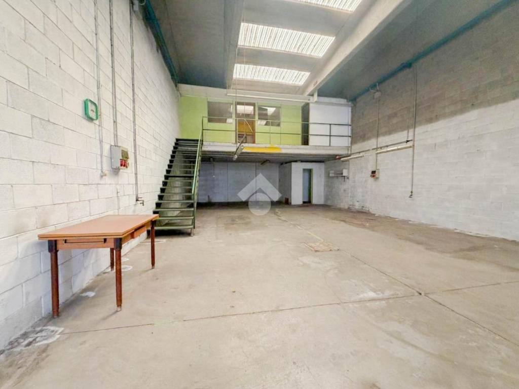 locale commerciale in affitto a Pioltello