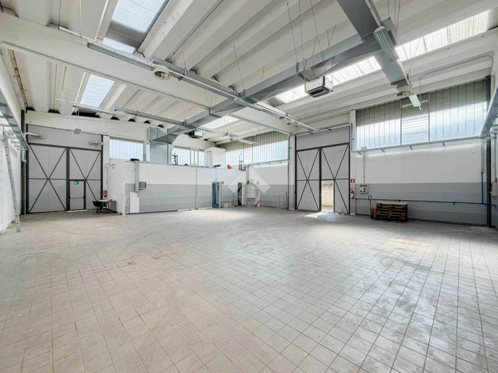 locale commerciale in affitto a Pioltello