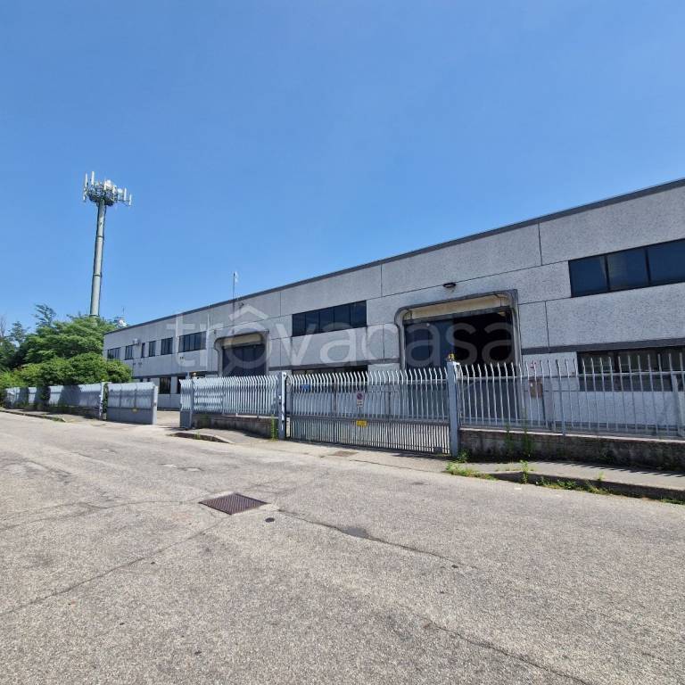 locale commerciale in affitto a Pogliano Milanese