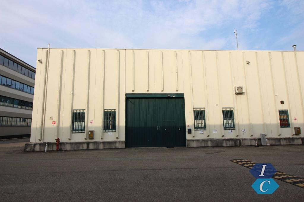 locale commerciale in affitto a Rescaldina
