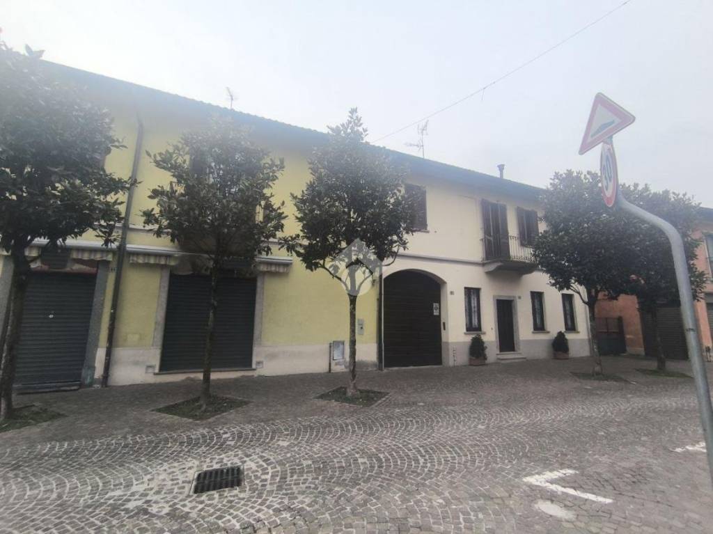 negozio in affitto a Rescaldina in zona Rescalda
