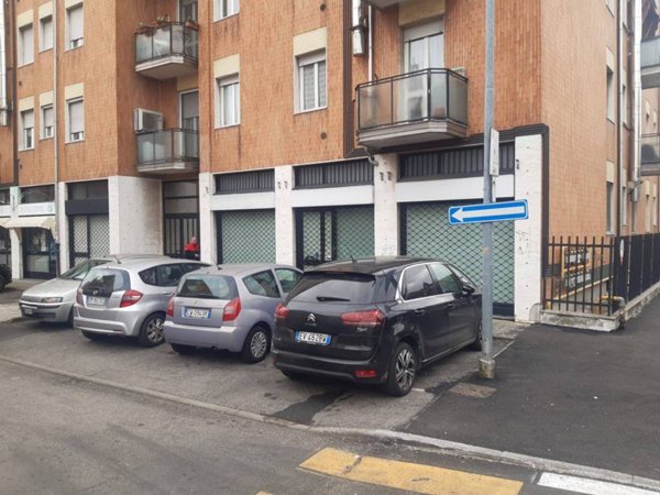 negozio in affitto a Rho