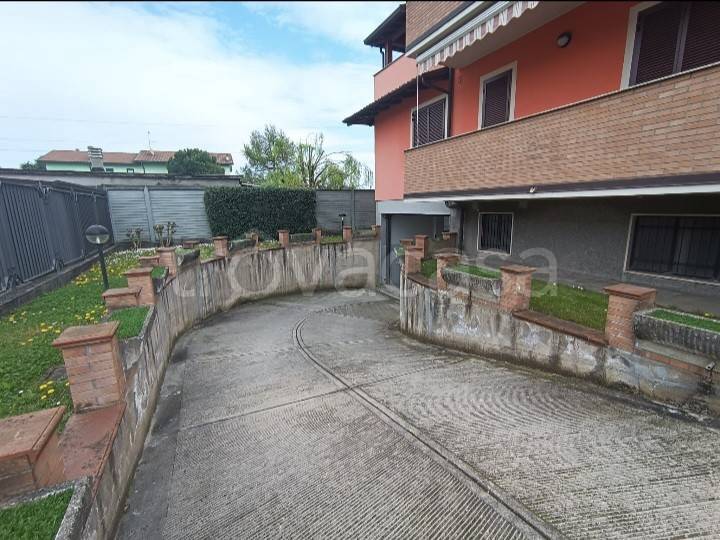 locale commerciale in affitto a Rho in zona Lucernate